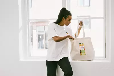 Vit Eldorado tote bag med multivitaminjuice