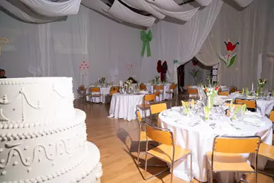Bröllopslokal med dukade bord