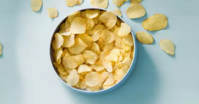 Räfflade potatischips i vit skål